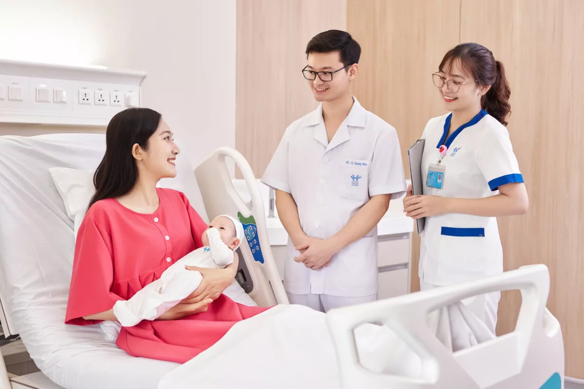 Mẹ và bé được chăm sóc trong phòng lưu viện tiện nghi