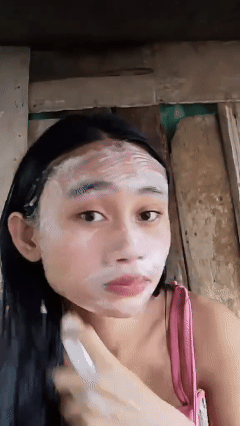 Demonstration of facial cleansing with the brush