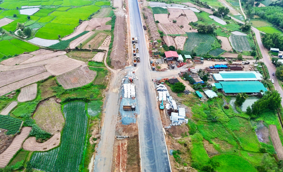 Cao tốc Bắc – Nam qua Bình Định là hạ tầng giao thông quan trọng giúp tăng kết nối liên vùng. Toàn cảnh cao tốc bắc nam đang xây dựng