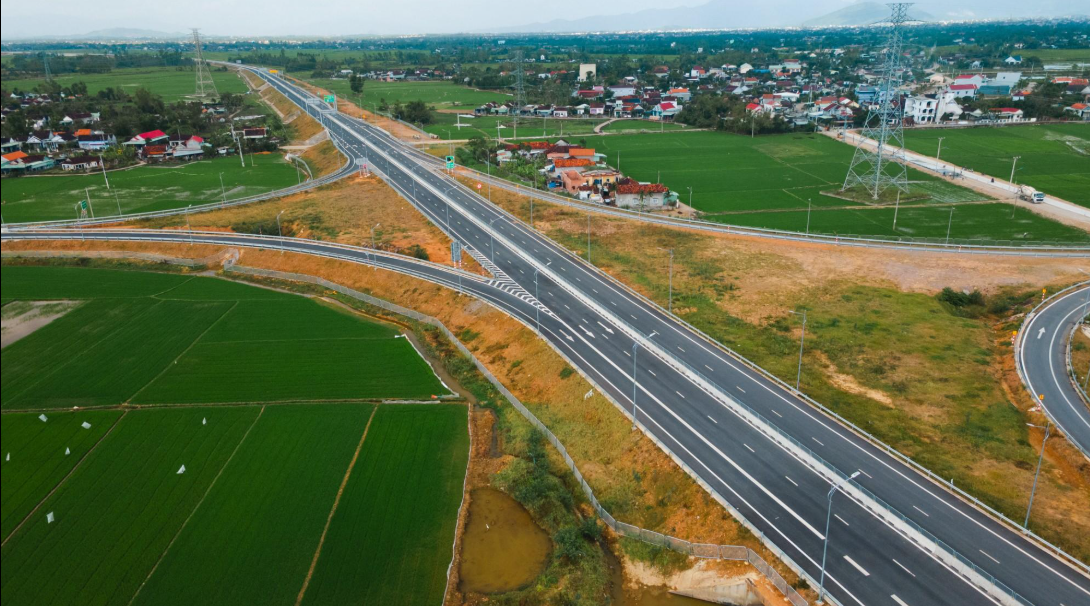 Người mua bất động sản nên theo dõi tiến độ thực tế thay vì chỉ dựa vào thông tin quy hoạch. Tiến độ thi công cao tốc Bắc Nam qua Bình Định