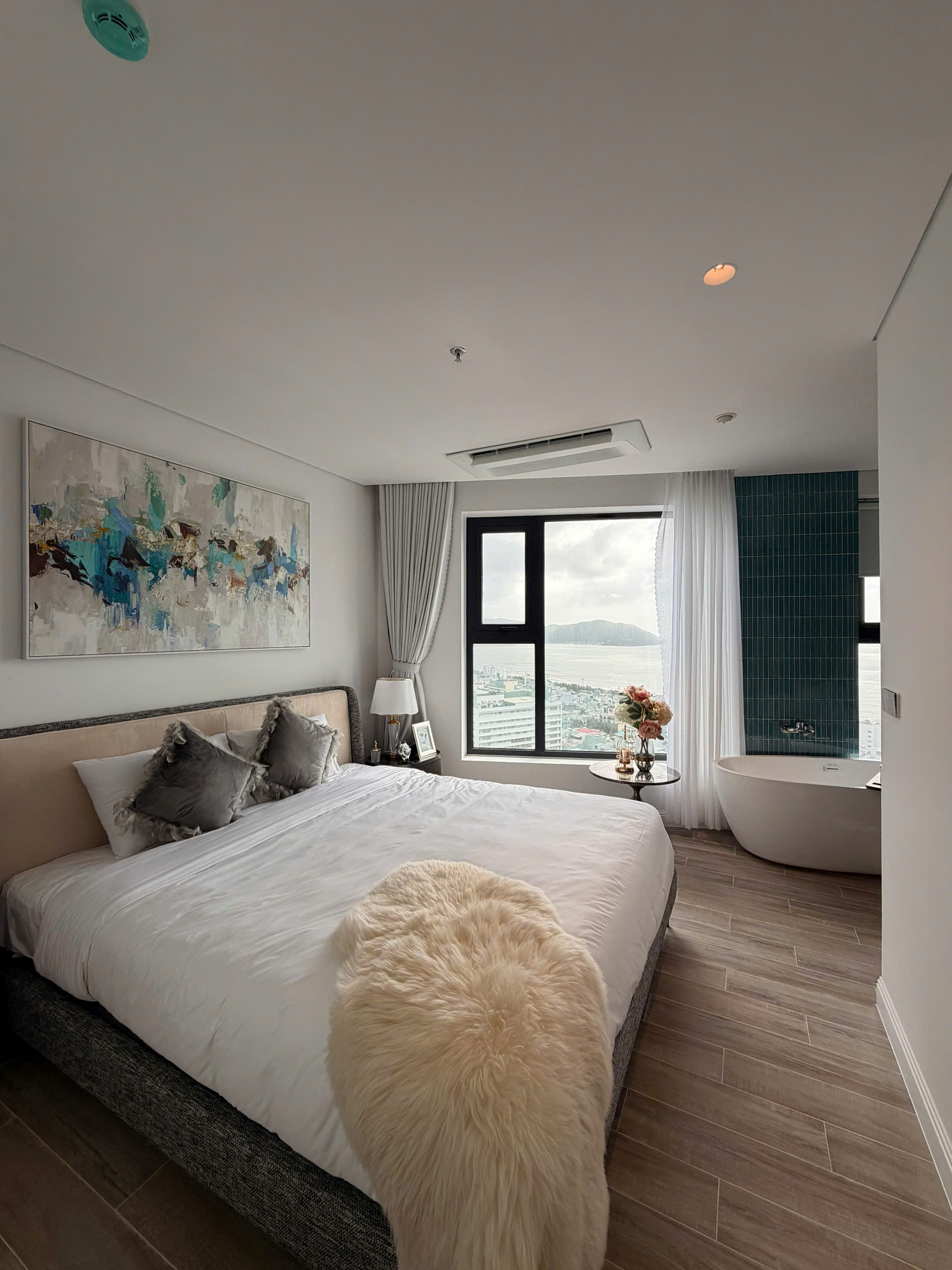 View từ phòng ngủ căn hộ Quy Nhơn nhìn ra biển Phòng ngủ căn hộ view biển tại Quy Nhơn