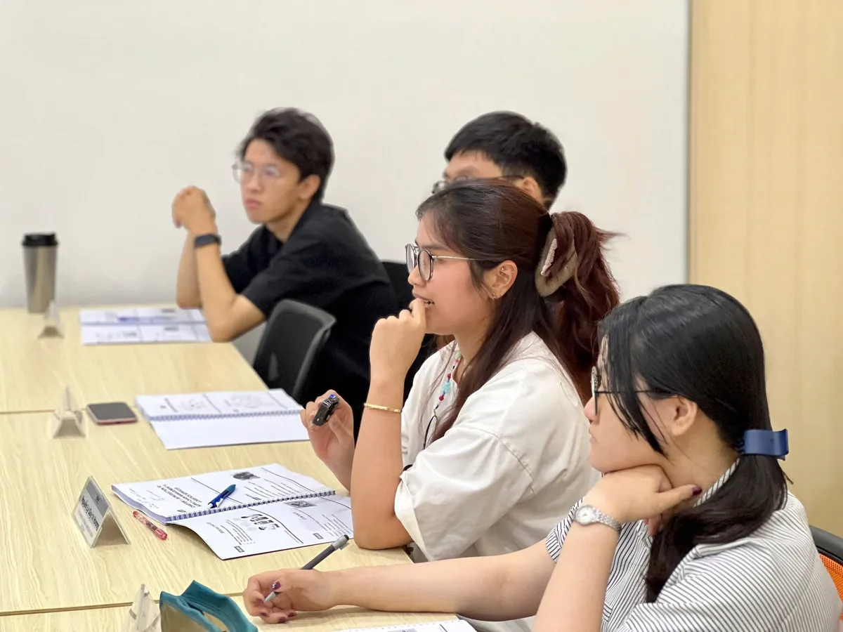 Học viên thảo luận trong lớp học tại VILAS