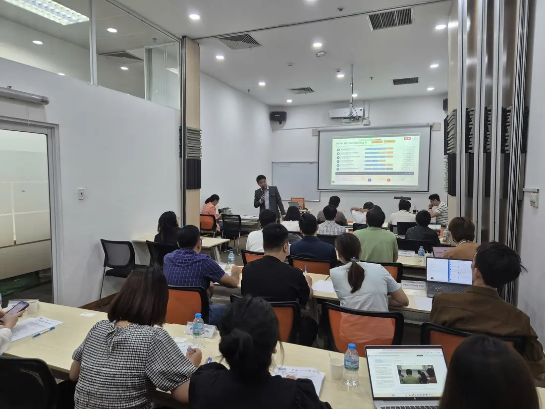 Lớp học tại VILAS: giảng viên trình bày, học viên theo dõi tại lớp