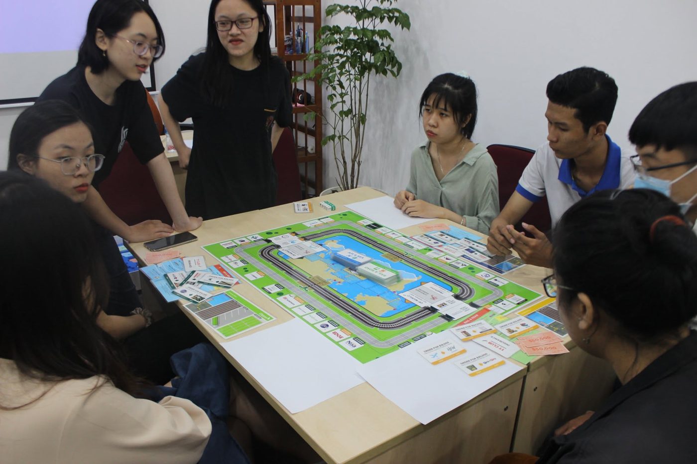 Học viên chơi trò mô phỏng chuỗi cung ứng