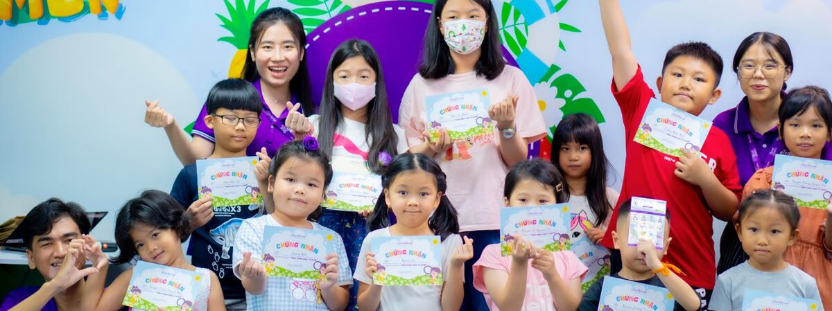Các bạn học sinh tiểu học cùng gia sư eTeacher cầm giấy chứng nhận sau khoá học
