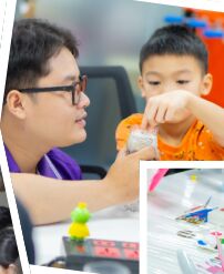 Gia sư hướng dẫn một bạn nhỏ