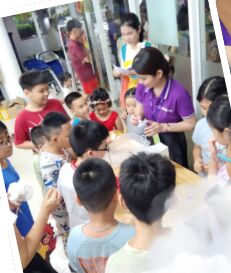 Cô giáo cùng nhóm học sinh quanh bàn