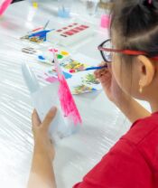 Bé gái tập trung làm bài