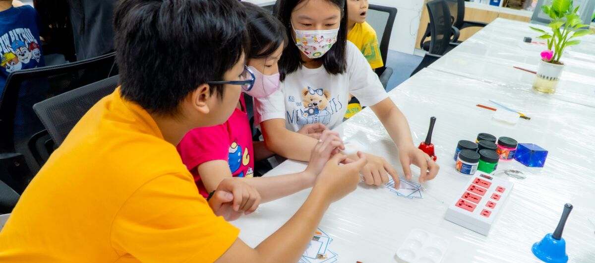 Các bạn nhỏ tập trung làm bài cùng gia sư