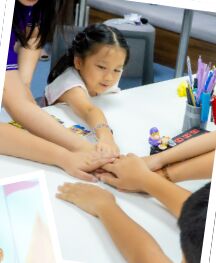 Các bạn chụm tay trong hoạt động nhóm