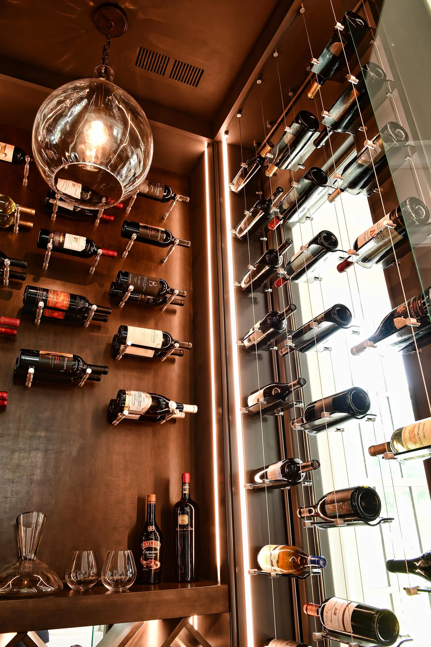 Lắp đặt từ sàn đến trần  Không có gì chạm vào tường của bạn. Hãy phát điên với đá ledgestone, đá mã não có đèn nền, kính hoặc bất kỳ vật liệu mỏng manh hoặc không bằng phẳng nào khác mà bạn có thể nghĩ đến!