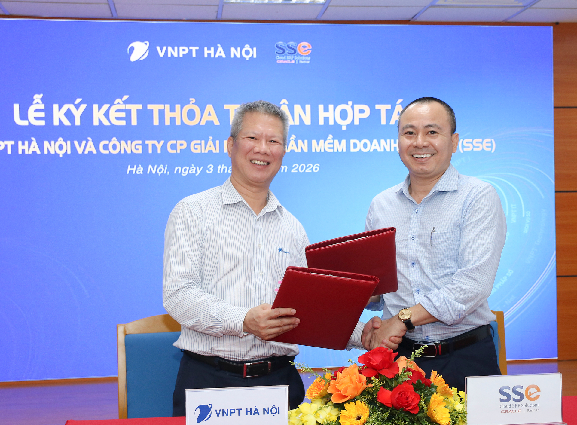 Đại diện SSE và VNPT Hà Nội tại lễ ký kết thỏa thuận hợp tác ngày 03/04/2026.