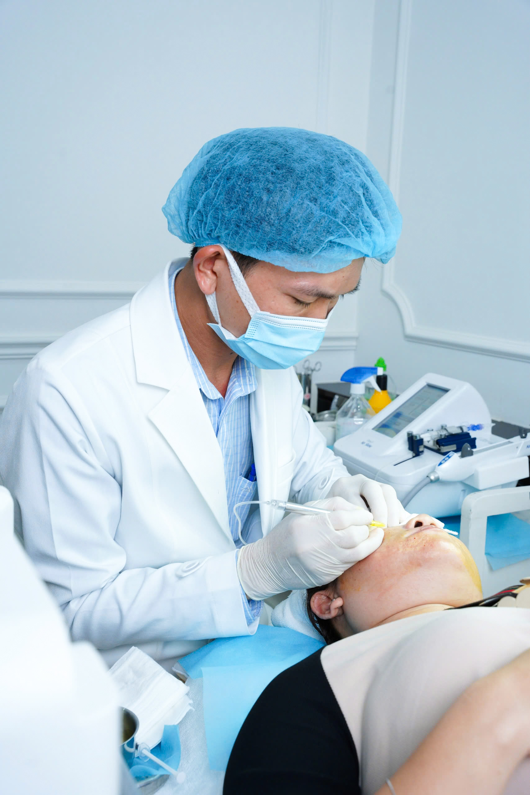 Bác sĩ Minh thực hiện điều trị tại RIO