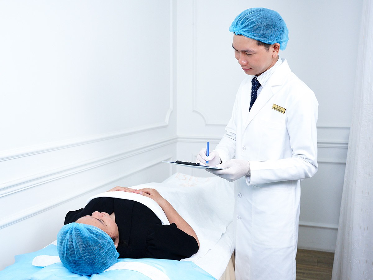 Bác sĩ Minh ghi nhận lộ trình chăm sóc