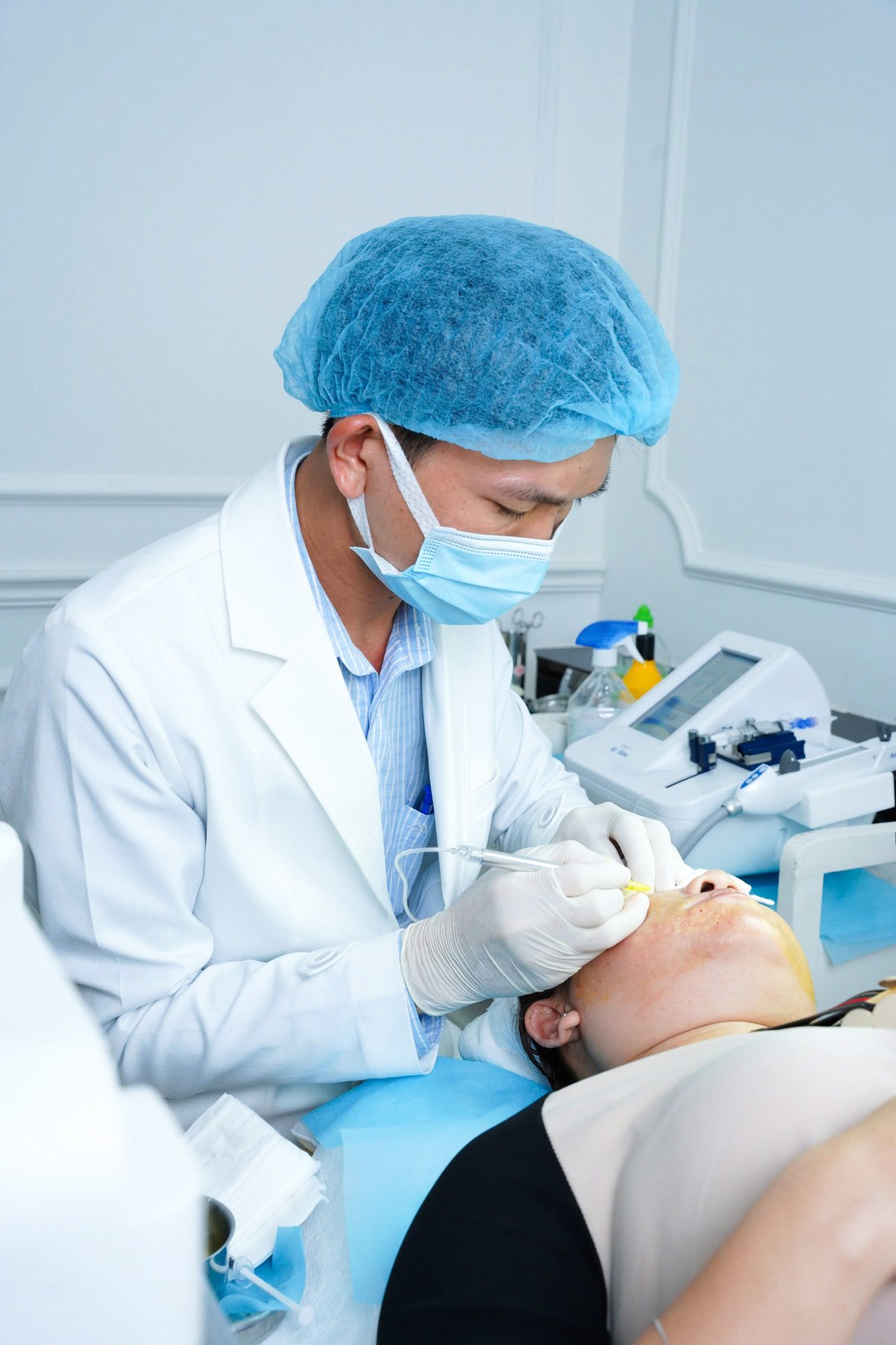 Bác sĩ Minh thực hiện tách đáy sẹo bằng khí