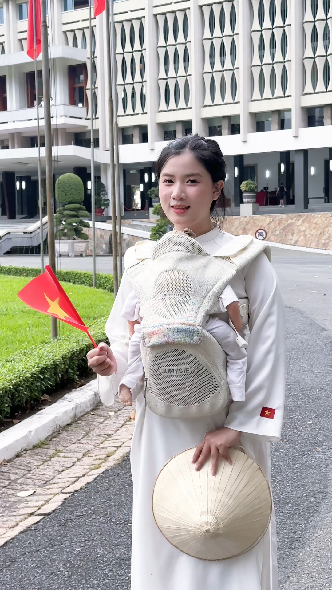 Mẹ bế bé khi đi mua sắm