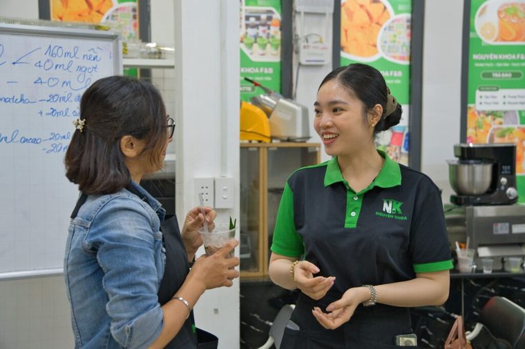 Nhan vien Nguyen Khoa F&B trao doi voi khach hang tai lop hoc