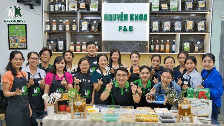 Tap the Nguyen Khoa F&B trong buoi dao tao va giao luu