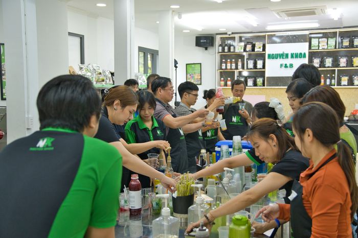 Lop hoc dong hoc vien thuc hanh pha che - Nguyen Khoa F&B