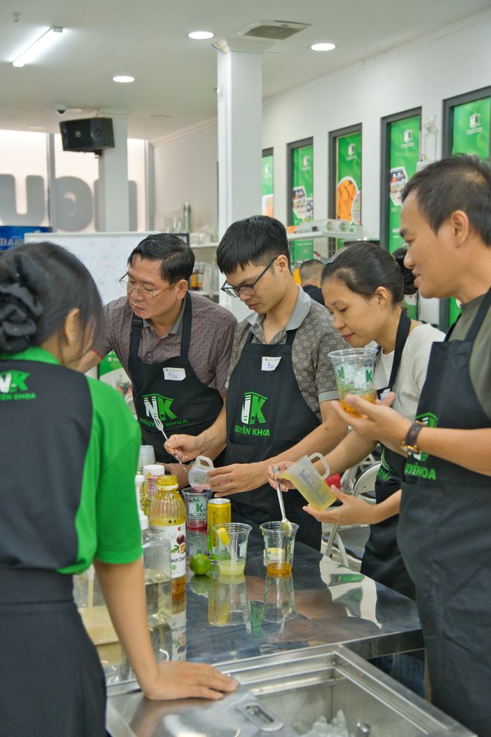Giang vien huong dan truc tiep tai quay pha che