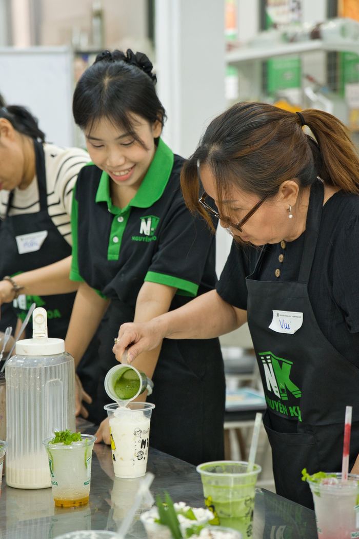 Hoc vien thuc hanh rot va trang tri do uong