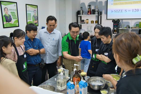 Giang vien Nguyen Khoa F&B truc tiep giang day