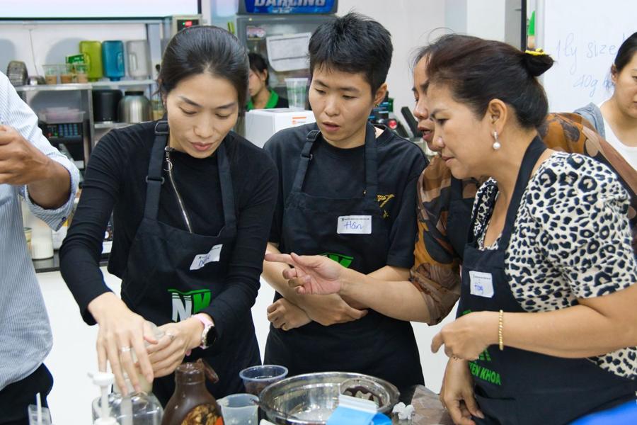 Giang vien huong dan tan tay