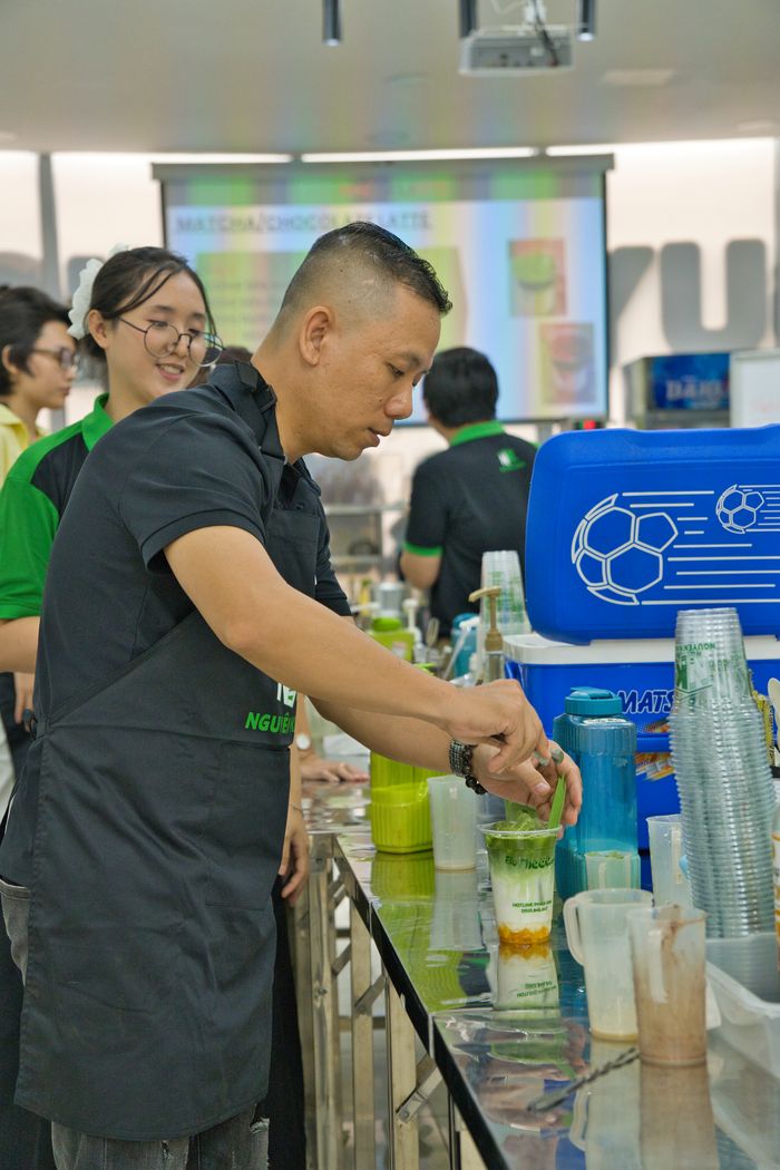 Giang vien Nguyen Khoa F&B truc tiep huong dan hoc vien pha che
