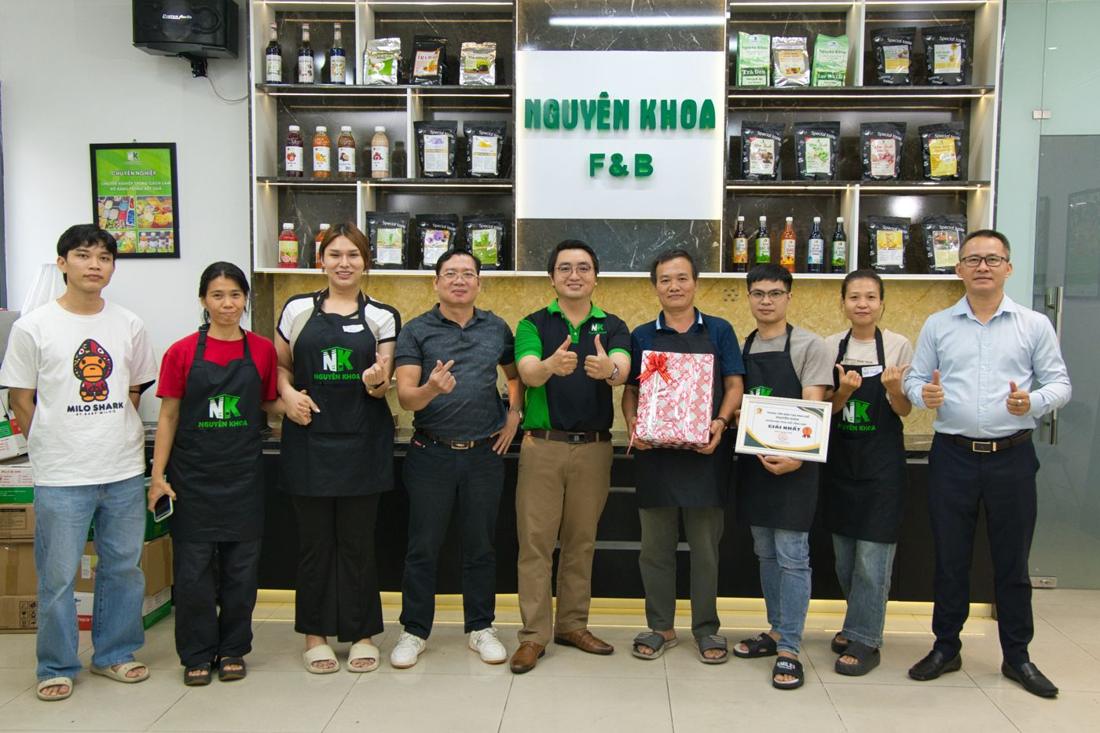 Hoc vien Nguyen Khoa F&B nhan chung nhan sau khoa hoc