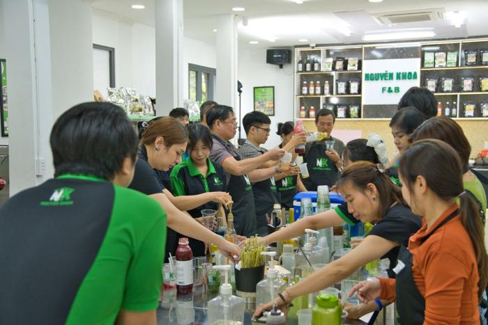 Hoc vien thuc hanh pha che tai lop Nguyen Khoa