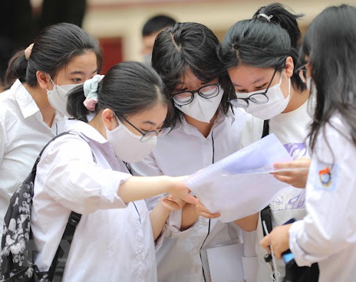 Học sinh tập trung cao độ trong giờ làm bài