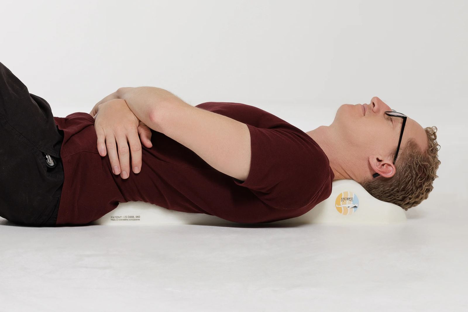 Người dùng nằm ngửa thẳng trên RestR để giải nén cột sống