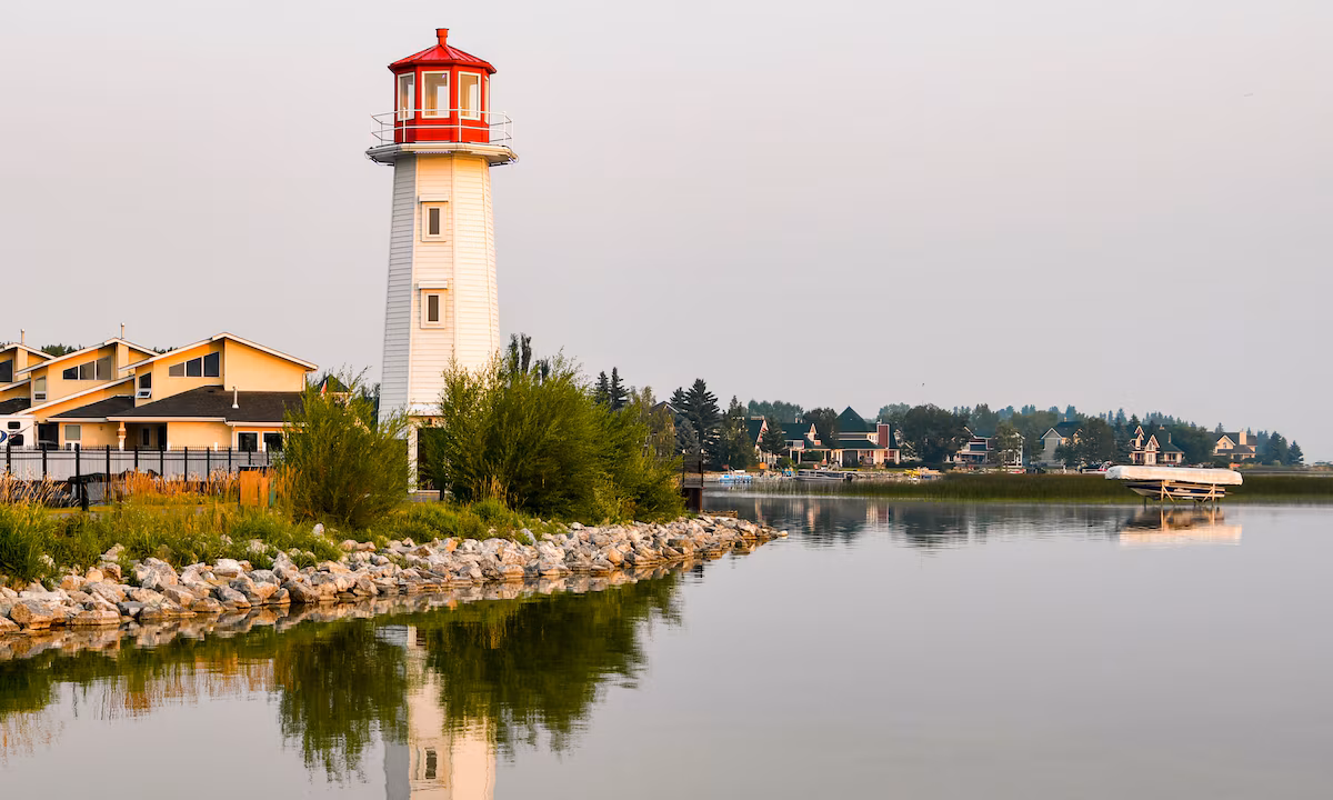 Ngọn hải đăng bên hồ Sylvan Lake, Alberta
