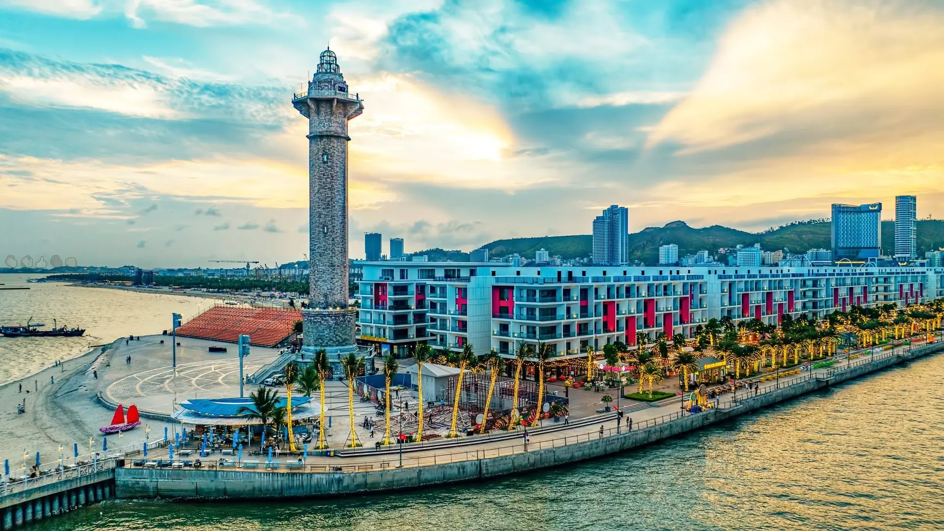 Ngọn hải đăng giữa khu shophouse Sun Porto Town, Bãi Cháy, Hạ Long Ngọn hải đăng giữa khu shophouse Sun Porto Town