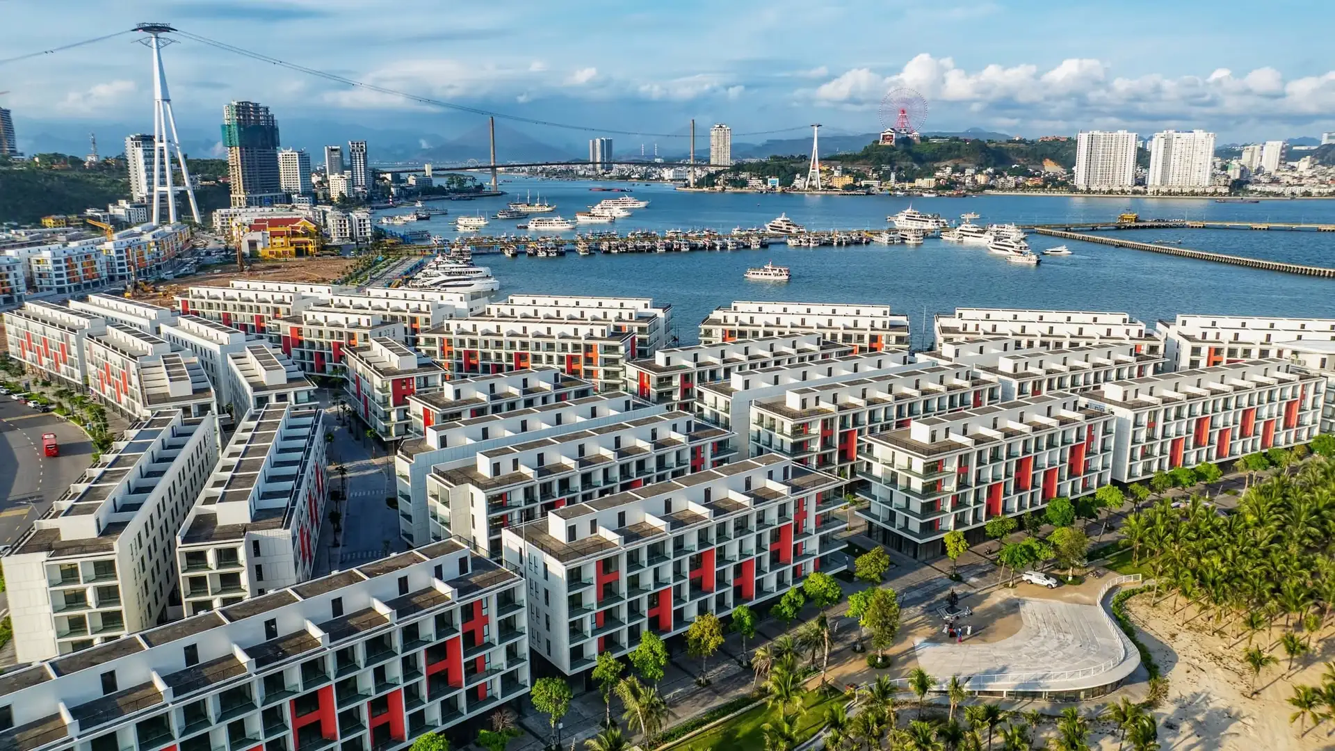 Toàn cảnh khu shophouse Sun Porto Town, gồm dãy mặt đường bao biển Kỳ Quan Ảnh thực tế toàn cảnh các dãy shophouse Sun Porto Town tại Bãi Cháy, Hạ Long