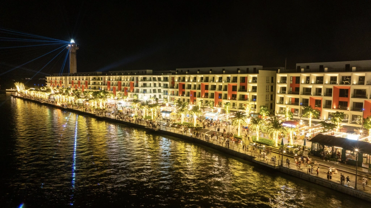 Phố đi bộ ban đêm trước shophouse Sun Porto Town, Bãi Cháy, Hạ Long Phố đi bộ ban đêm trước shophouse Sun Porto Town