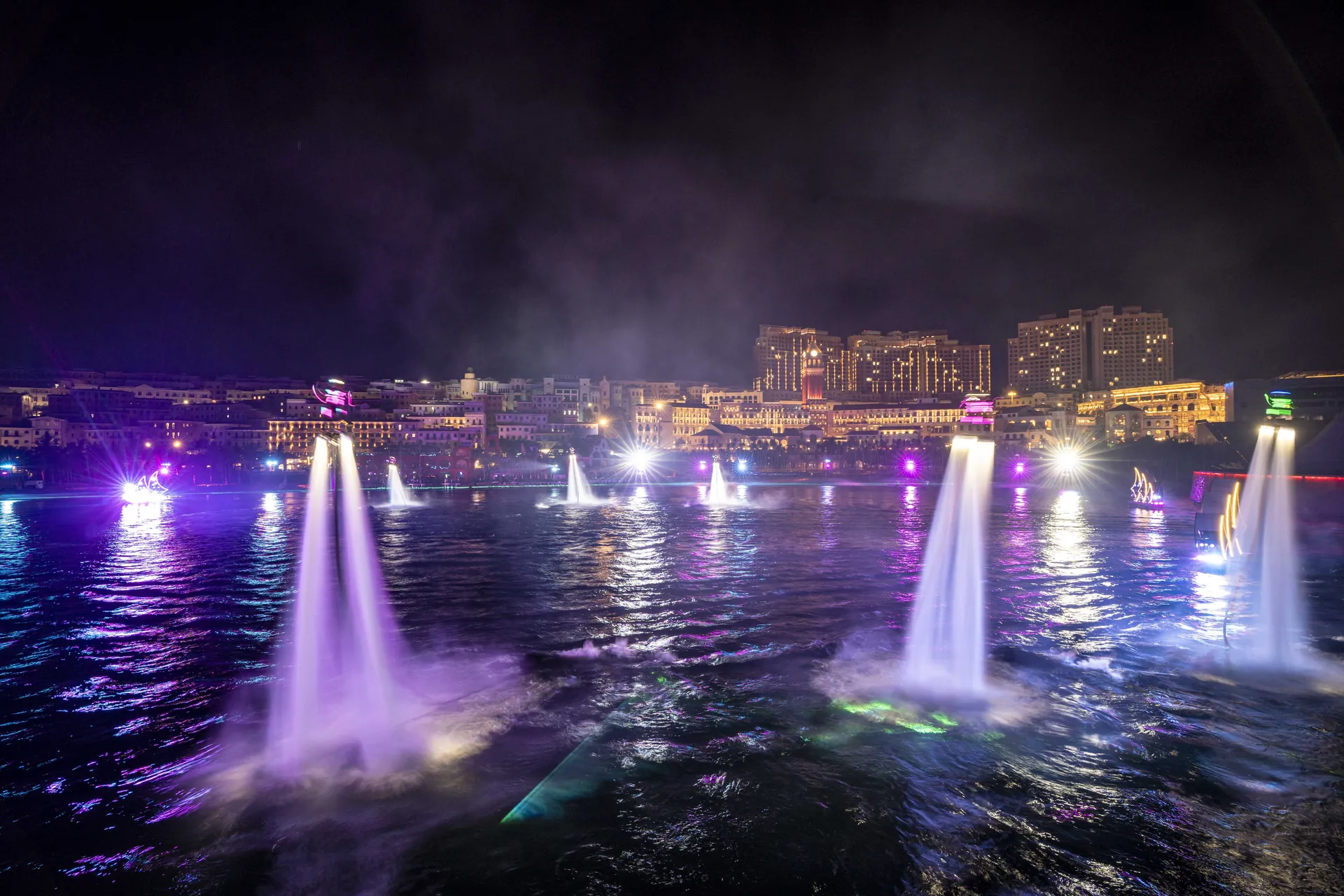 Phối cảnh biểu diễn flyboard trên mặt nước tại sân khấu thực cảnh gần Sun Festo Town Hạ Long