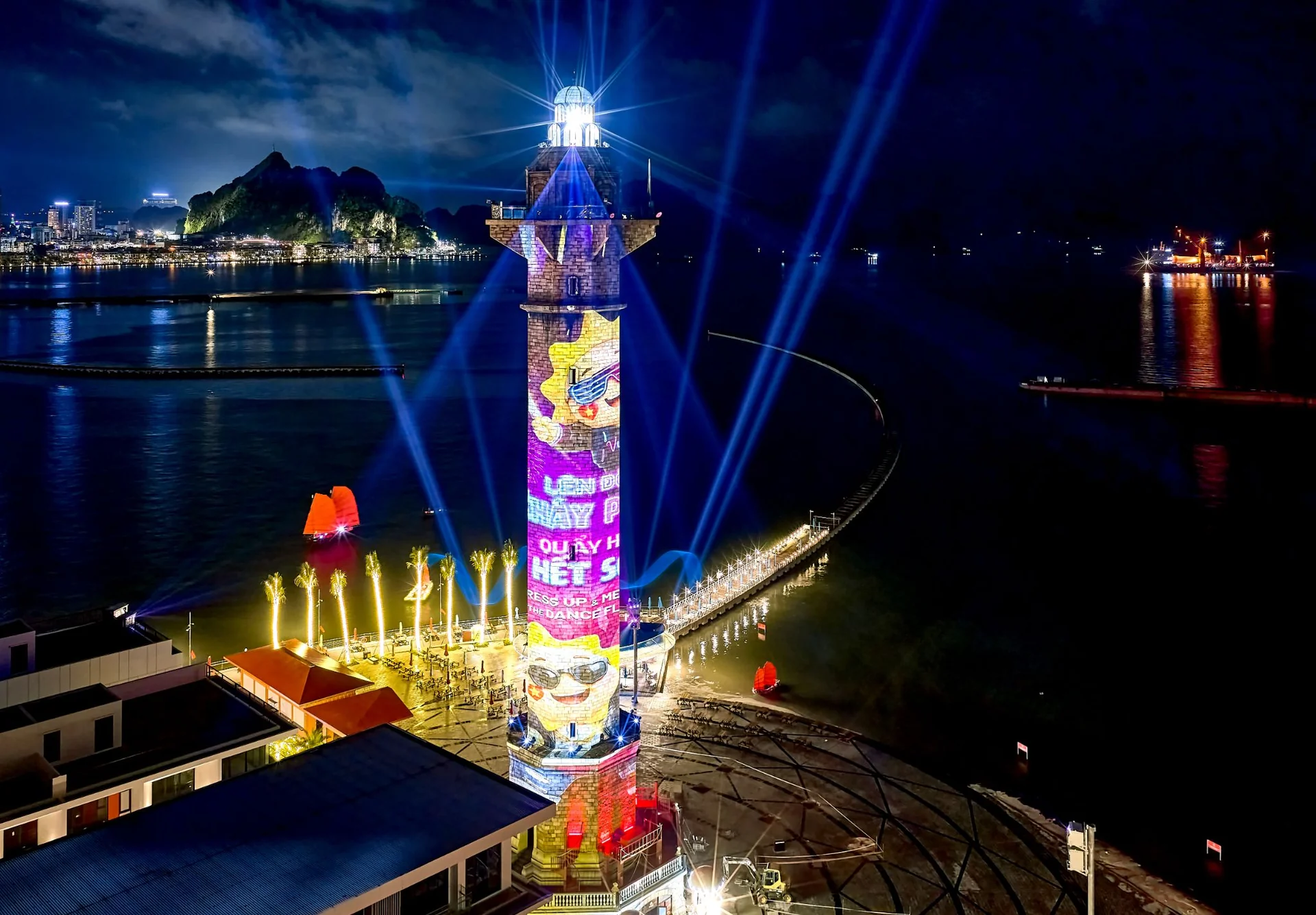 Trình chiếu 3D mapping trên ngọn hải đăng Sun Porto Town, Bãi Cháy, Hạ Long Trình chiếu 3D mapping trên ngọn hải đăng Sun Porto Town