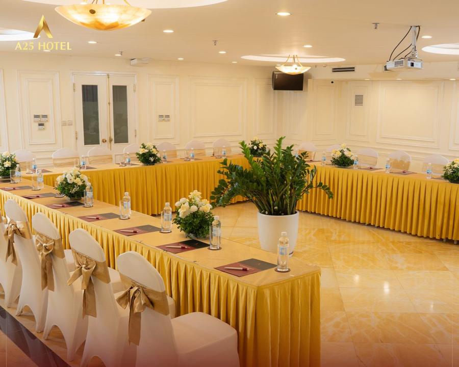 Phòng Bình Minh setup bàn chữ U, A25 Hotel 684 Minh Khai