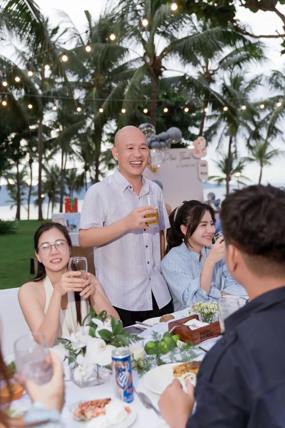 Chị Trần Hạnh Loan cùng những người bạn trong một buổi gặp gỡ cộng đồng