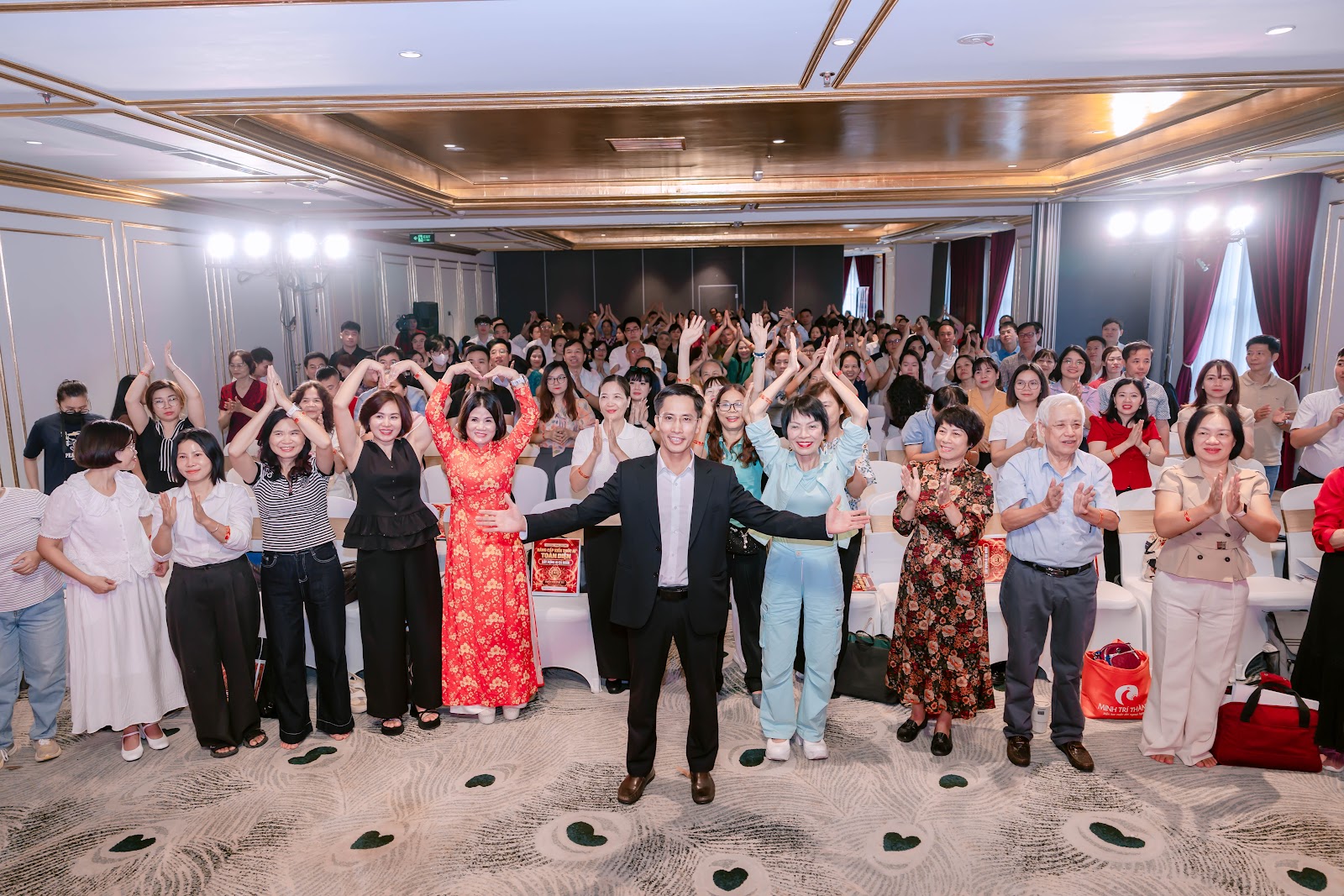 Phạm Quang Dũng đứng cùng học viên