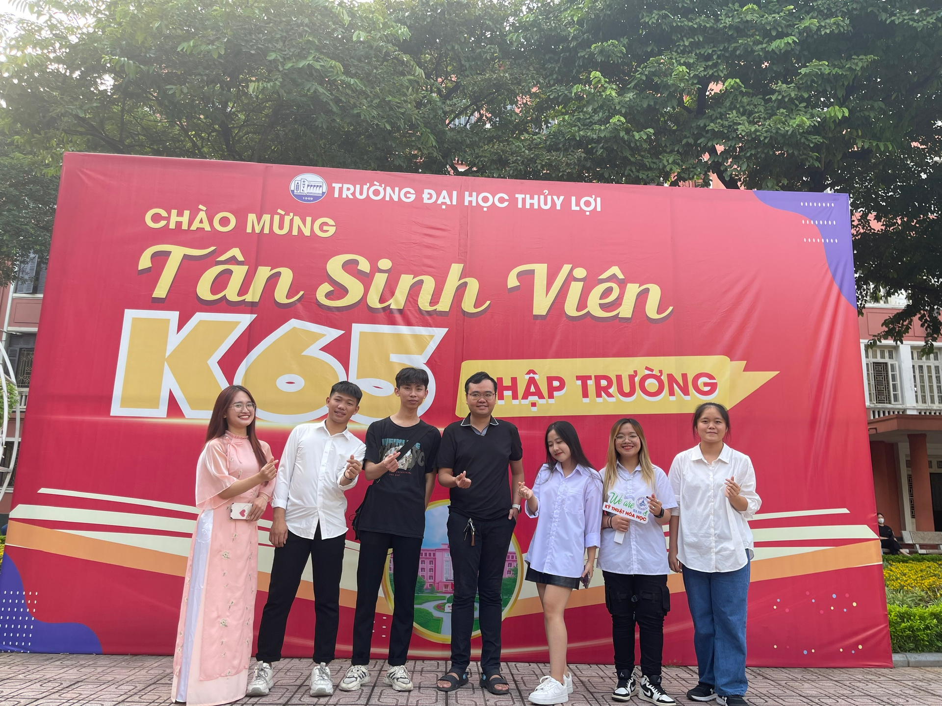 Sinh viên và giảng viên khoa Hóa và Môi trường