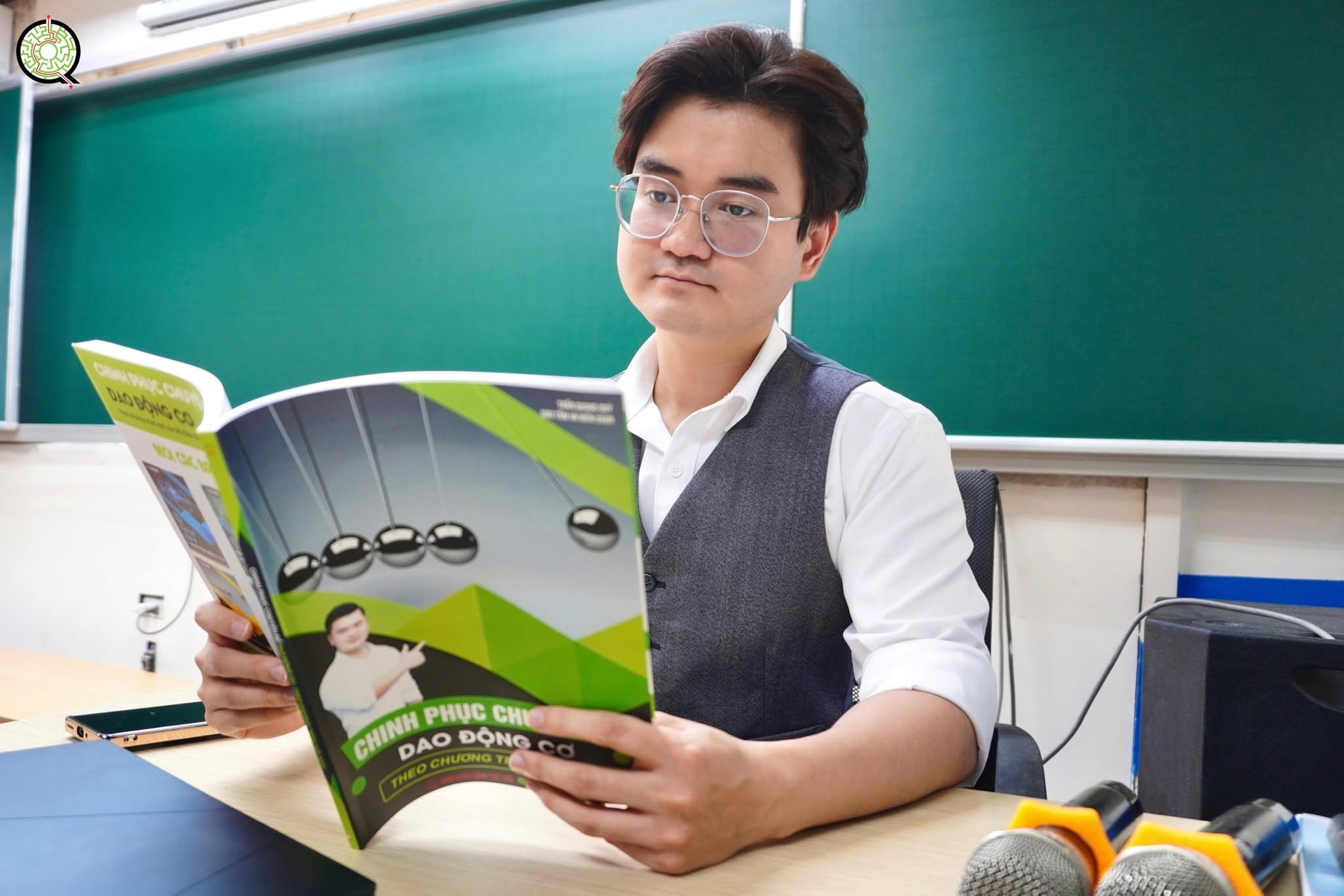 Học sinh đọc giáo trình Chinh phục chuyên đề Vật Lý 10 của VLSN
