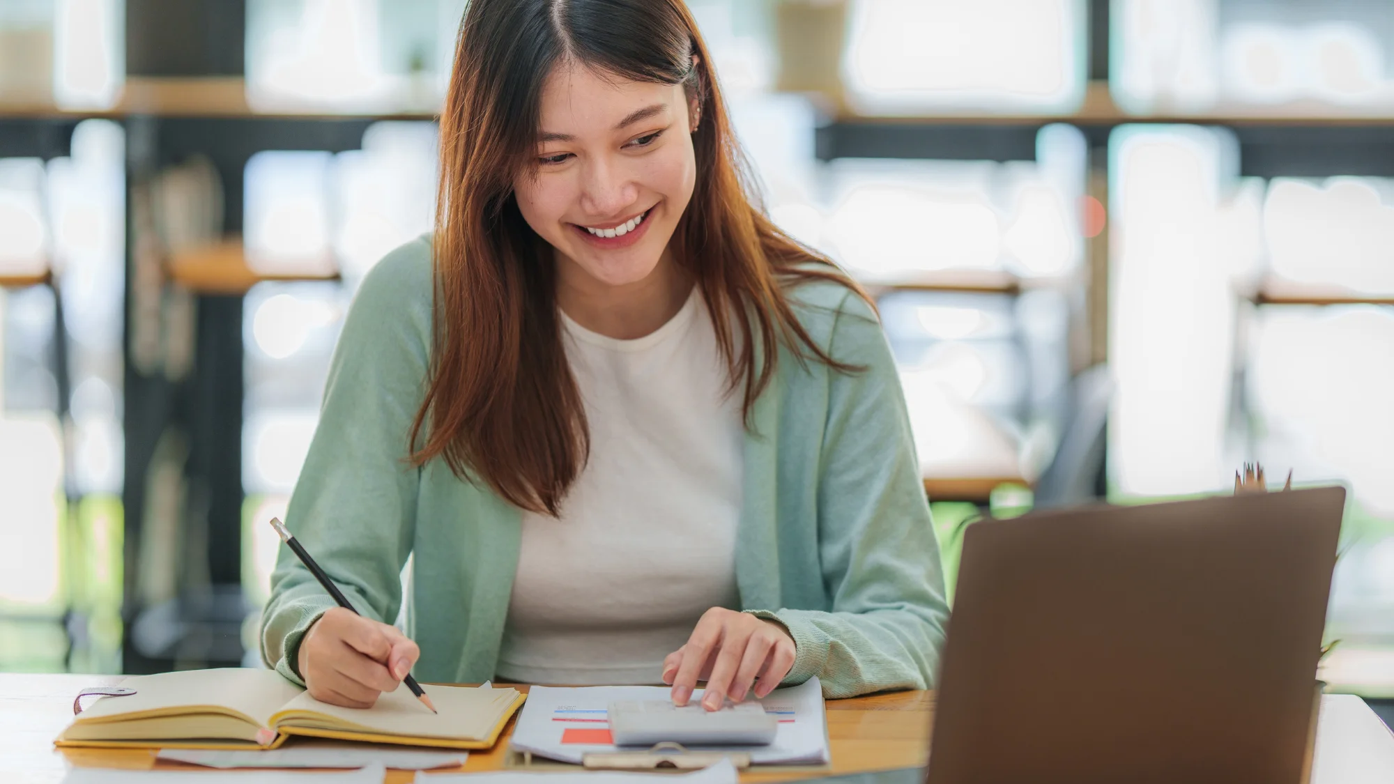 Chương trình đào tạo từ xa ngành Luật của Trường Đại học Trà Vinh mang lại nhiều ưu điểm vượt trội so với hình thức học truyền thống.