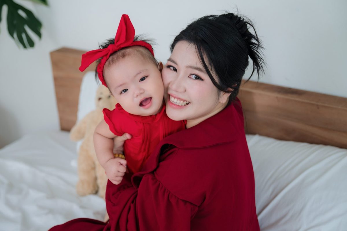 Chị Phan Huệ áp má ôm con gái nhỏ, cả hai cùng cười
