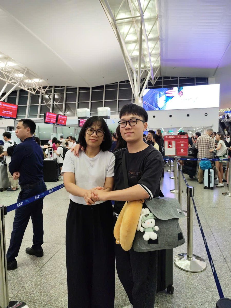 Chị Lê Nhung và con trai ở sân bay