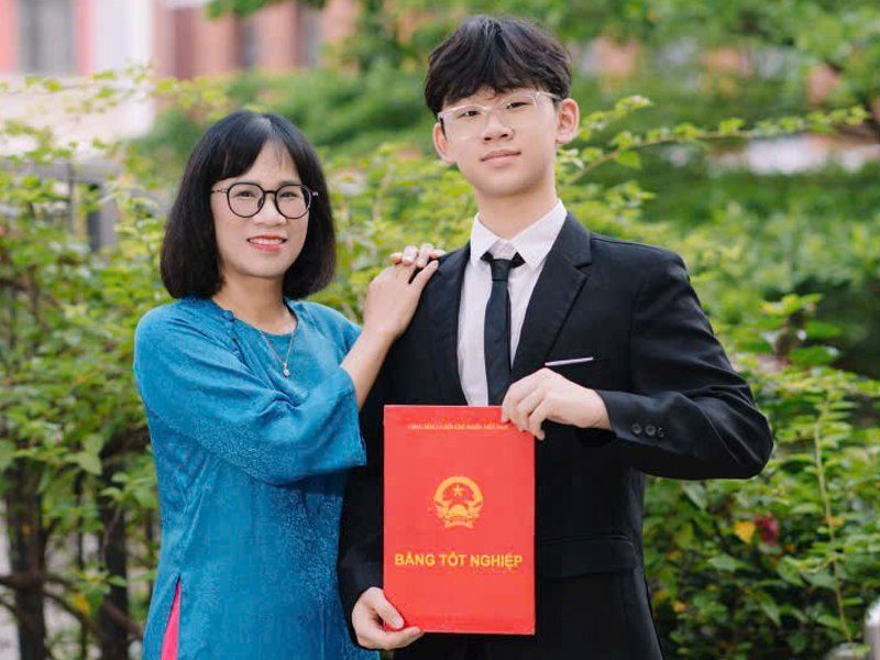 Chị Lê Nhung và con trai trong ngày con nhận bằng tốt nghiệp