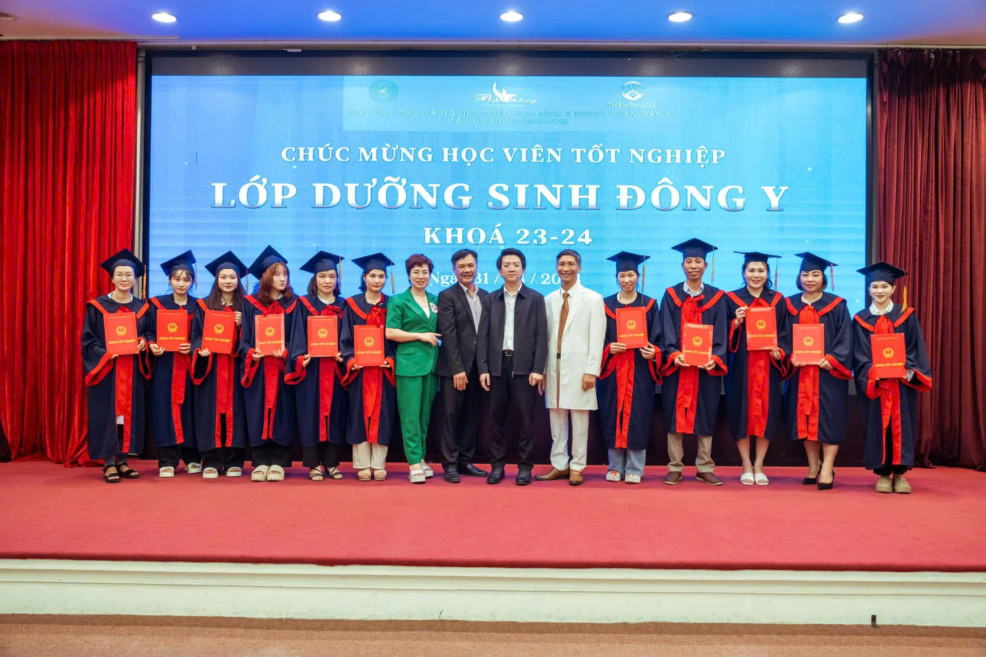 Trao chứng nhận