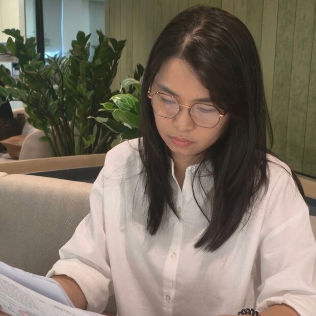 Nguyễn Thị Phương rà soát hồ sơ yêu cầu bồi thường cho khách hàng