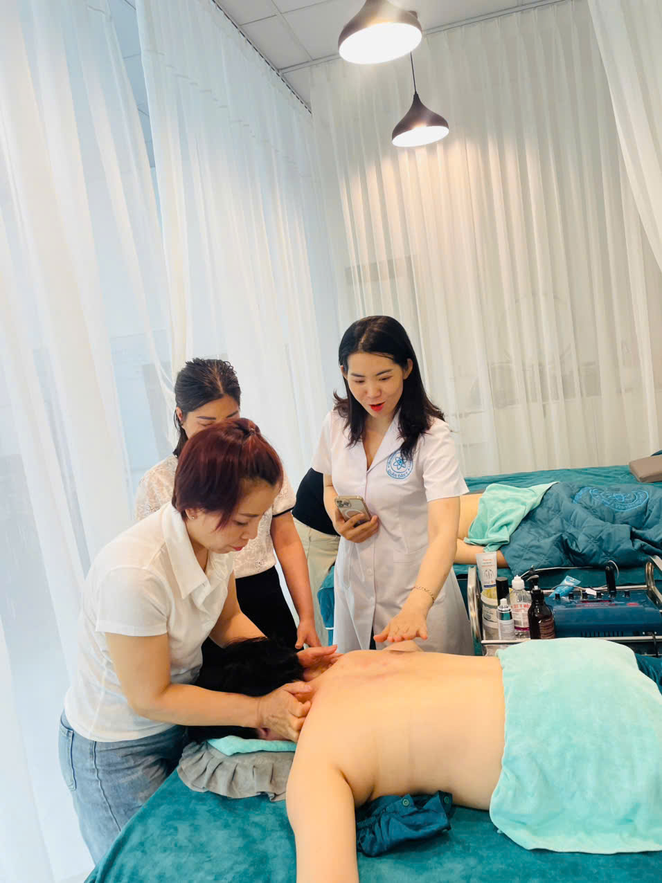 Học viên thực hành kỹ thuật trị liệu vai cổ